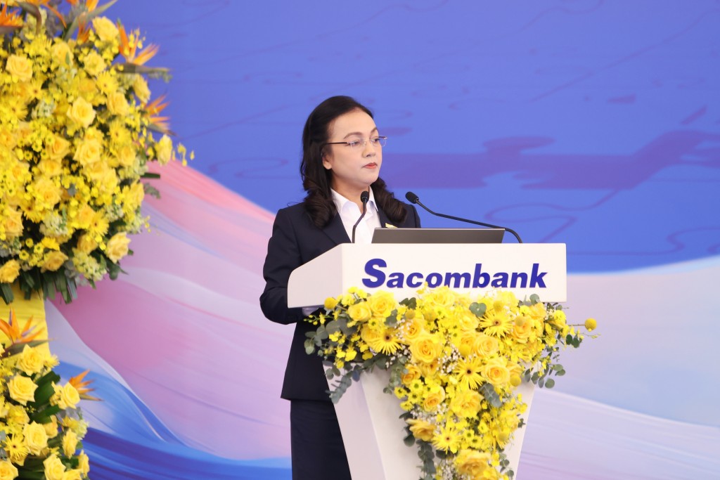 Bà Nguyễn Đức Thạch Diễm - Phó Chủ tịch Thường trực kiêm Tổng giám Đốc Sacombank phát biểu tại Đại hội