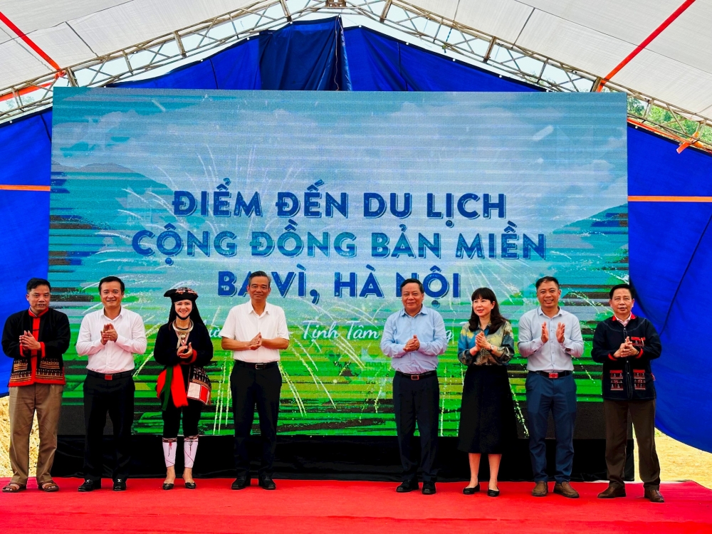 Phó Bí thư Thành ủy Hà Nội Nguyễn Văn Phong cùng các đại biểu công bố Điểm du lịch cộng đồng bản Miền. Ảnh: Hoàng Quyên