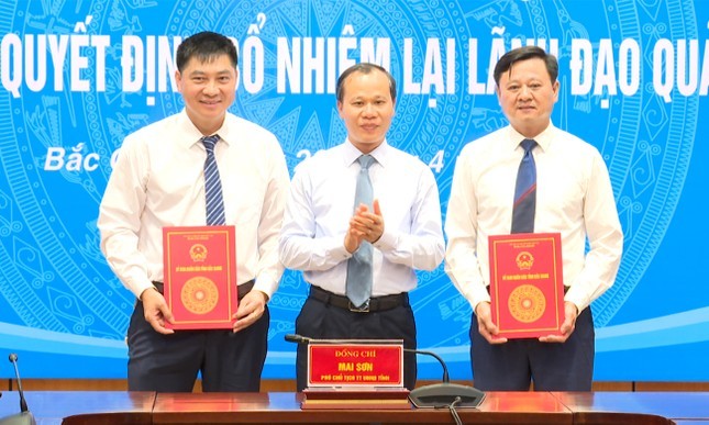  Bắc Giang bổ nhiệm lại lãnh đạo cấp sở ảnh 1 Phó Chủ tịch Thường trực UBND tỉnh Bắc Giang Mai Sơn trao quyết định bổ nhiệm lại.