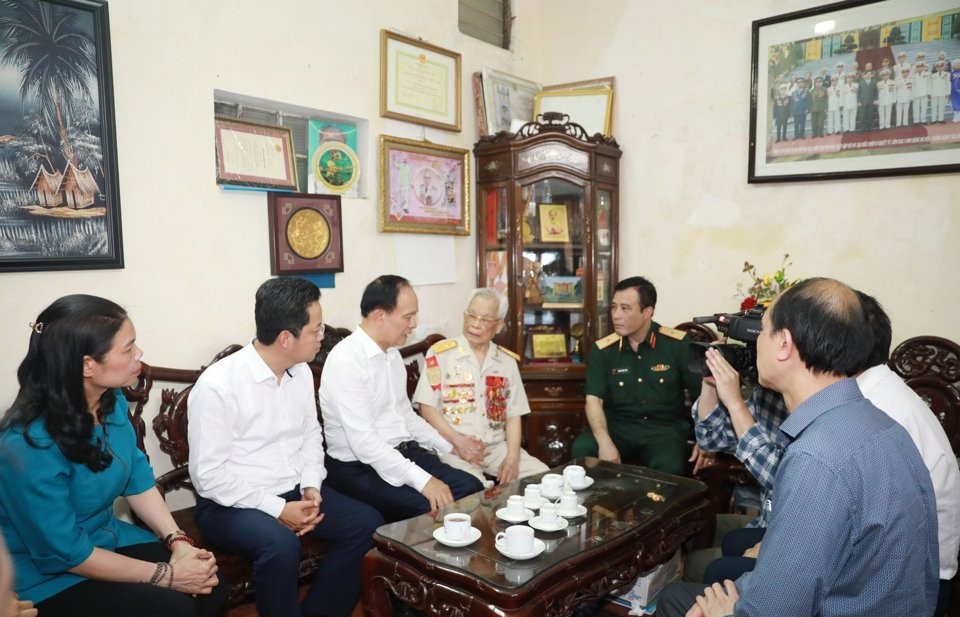Lãnh đạo TP Hà Nội thăm thân nhân liệt sĩ, chiến sĩ Điện Biên