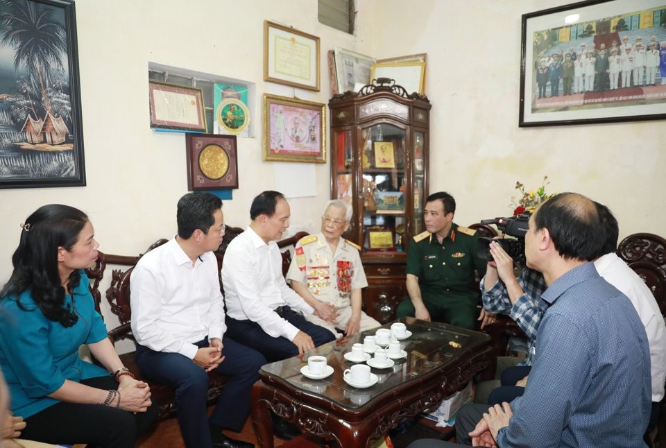 Lãnh đạo TP Hà Nội thăm thân nhân liệt sĩ, chiến sĩ Điện Biên