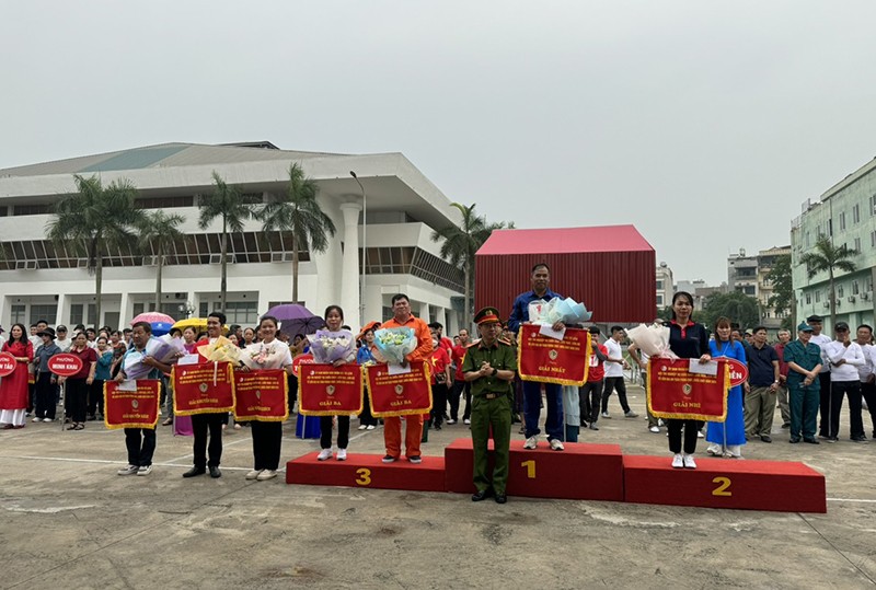 Các đồng chí lãnh đạo quận Bắc Từ Liêm trao thưởng cho các đội tuyển tham dự hội thi nghiệp vụ chữa cháy và cứu nạn