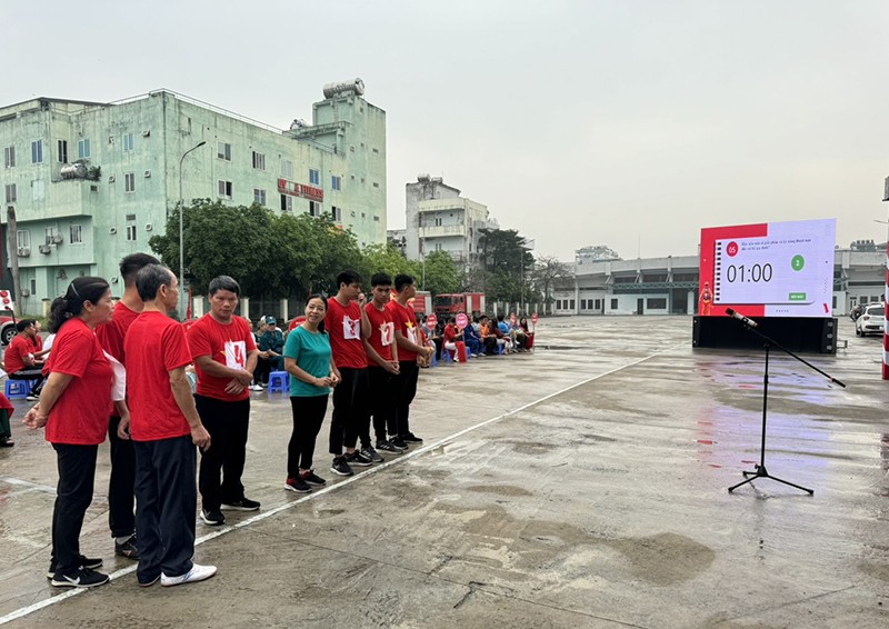 Các đội trả lời câu hỏi trong phần thi lý thuyết