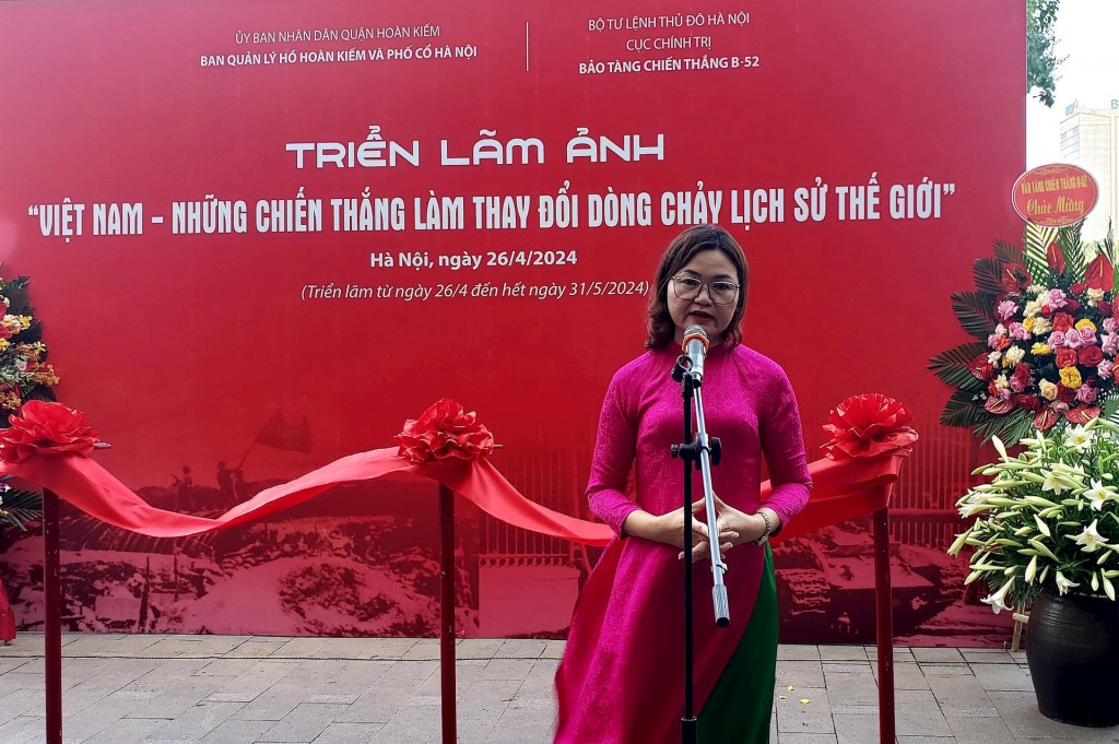 đồng chí Trần Thị Thúy Lan - Phó Trưởng ban quản lý Hồ Hoàn Kiếm và phố cổ Hà Nội phát biểu khai mạc triển lãm