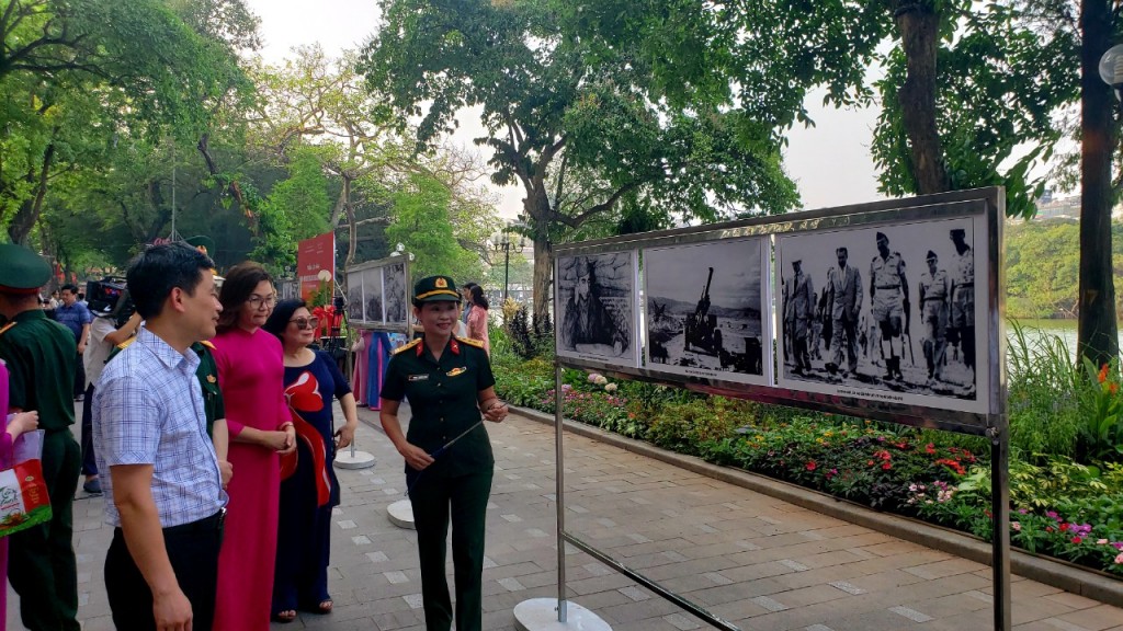 Thượng tá Trịnh Thị Khuyến Lương - - Phó Giám đốc Bảo tàng chiến thắng B52 giới thiệu về các bức ảnh trưng bày tại triển lãm