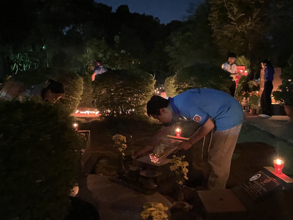 Tại chương trình, hơn 1.200 Đoàn viên, thanh niên đã thắp nến, dâng hương lên ngọn nến lên hơn 15.000 phần mộ các anh hùng liệt sĩ để bày tỏ tấm lòng thành kính, tri ân sâu sắc với những công lao to lớn, vì nước quên thân, hy sinh thân mình của thế hệ cha anh đi trước, nhờ đó đã đưa đất nước đi đến thống nhất, độc lập. Tại chương trình, hơn 1.200 Đoàn viên, thanh niên đã thắp nến, dâng hương lên ngọn nến lên hơn 15.000 phần mộ các anh hùng liệt sĩ để bày tỏ tấm lòng thành kính, tri ân sâu sắc với những công lao to lớn, vì nước quên thân, hy sinh thân mình của thế hệ cha anh đi trước, nhờ đó đã đưa đất nước đi đến thống nhất, độc lập.