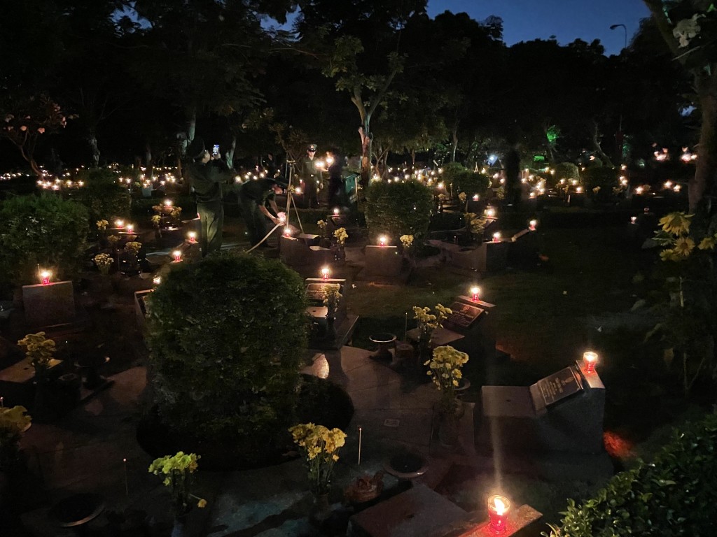 Cùng ngày, đoàn viên, thanh niên TP.HCM đồng loạt tổ chức thắp nến tri ân tại Nghĩa trang Liệt sĩ An Nhơn Tây (huyện Củ Chi), Nghĩa trang Liệt sĩ Rừng Sác (huyện Cần Giờ),... Cùng ngày, đoàn viên, thanh niên TP.HCM đồng loạt tổ chức thắp nến tri ân tại Nghĩa trang Liệt sĩ An Nhơn Tây (huyện Củ Chi), Nghĩa trang Liệt sĩ Rừng Sác (huyện Cần Giờ),...