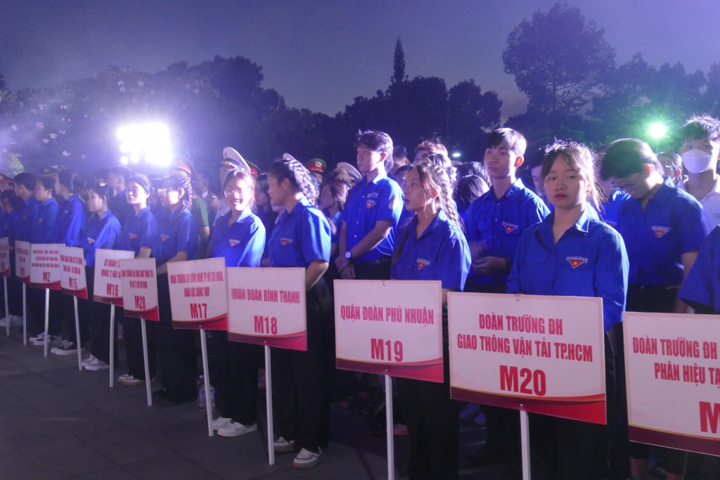 Tối 26/4, tại Nghĩa trang liệt sĩ TP HCM (TP Thủ Đức), đoàn đại biểu gồm lãnh đạo TP HCM, lãnh đạo các quận, huyện và TP Thủ Đức, lãnh đạo Thành đoàn thành phố... cùng hơn 1.200 Đoàn viên, thanh niên đã tổ chức thắp nến tri ân các anh hùng liệt sĩ Nhân kỷ niệm 49 năm Ngày Giải phóng miền Nam, thống nhất đất nước 30/4. Tối 26/4, tại Nghĩa trang liệt sĩ TP HCM (TP Thủ Đức), đoàn đại biểu gồm lãnh đạo TP HCM, lãnh đạo các quận, huyện và TP Thủ Đức, lãnh đạo Thành đoàn thành phố... cùng hơn 1.200 Đoàn viên, thanh niên đã tổ chức thắp nến tri ân các anh hùng liệt sĩ Nhân kỷ niệm 49 năm Ngày Giải phóng miền Nam, thống nhất đất nước 30/4.