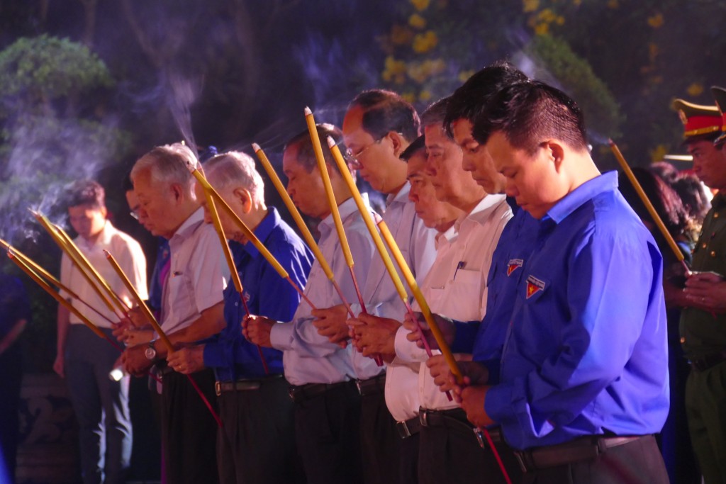 Lãnh đạo TP HCM dành phút mặc niệm, dâng hương lên linh hồn các chiến sĩ anh hùng
