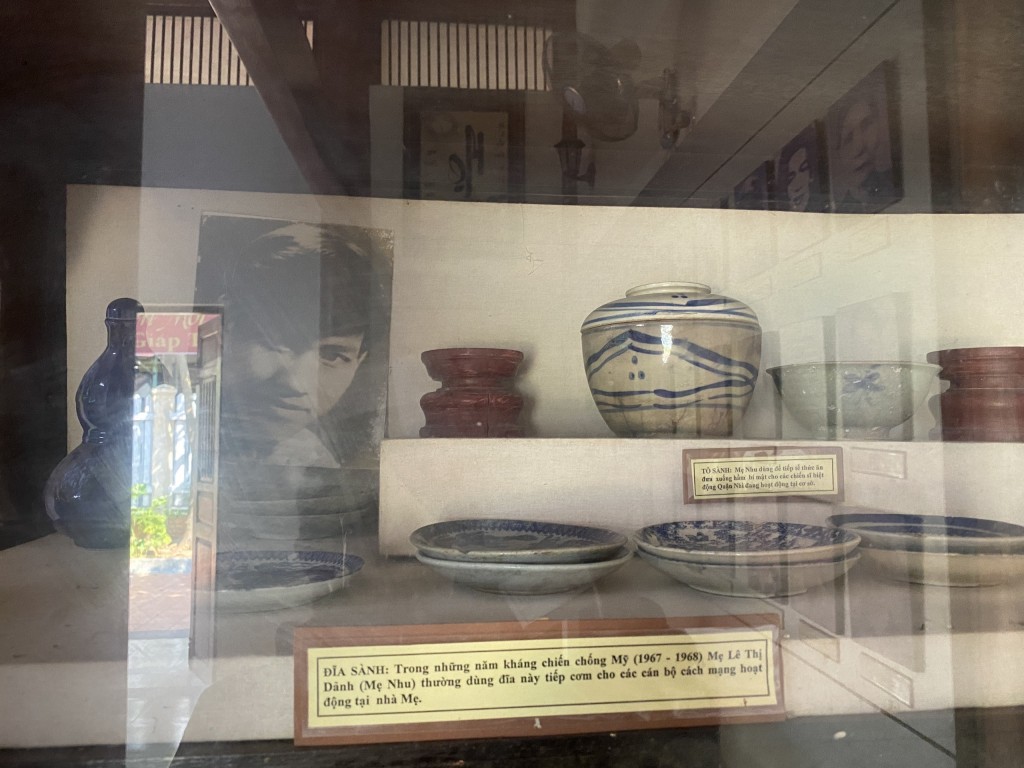 Đĩa sành mà Mẹ Nhu từng dùng để đưa cơm xuống hầm cho các chiến sĩ được trưng bày trong Khu di tích Mẹ Nhu và 7 Dũng sĩ Thanh Khê (Ảnh Đ.Minh)