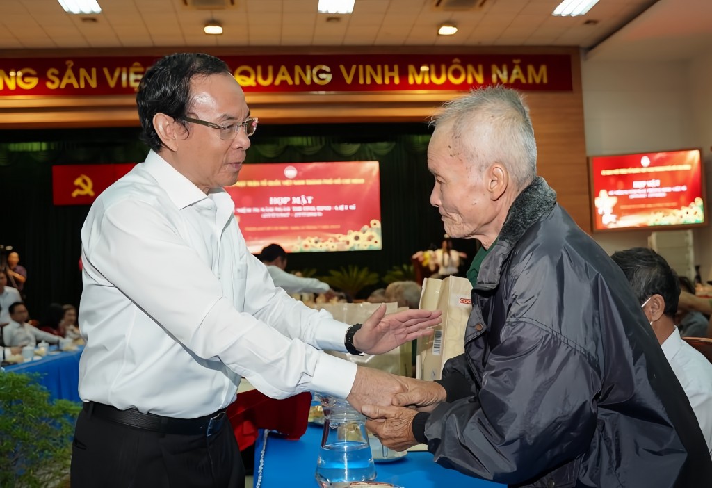 Bí thư Thành ủy TP HCM Nguyễn Văn Nên tặng quà người có công nhân dịp kỷ niệm 76 năm Ngày Thương binh - Liệt sĩ (27/7/1947 - 27/7/2023)