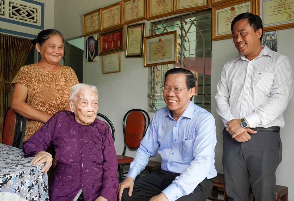 Chủ tịch UBND TP HCM Phan Văn Mãi thăm Mẹ Việt Nam anh hùng Bùi Thị Tám (xã An Nhơn Tây, huyện Củ Chi)