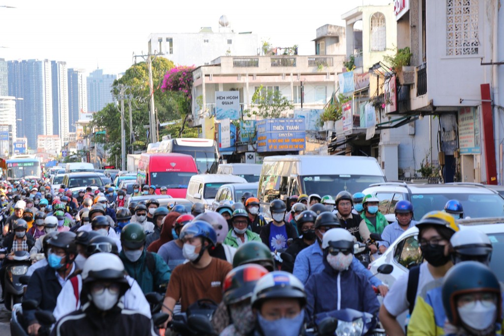 Trong sáng 27/4, hàng ngàn người dân tiếp tục đổ xô ra các cửa ngõ thành phố, khiến nhiều khu vực kẹt xe nghiêm trọng