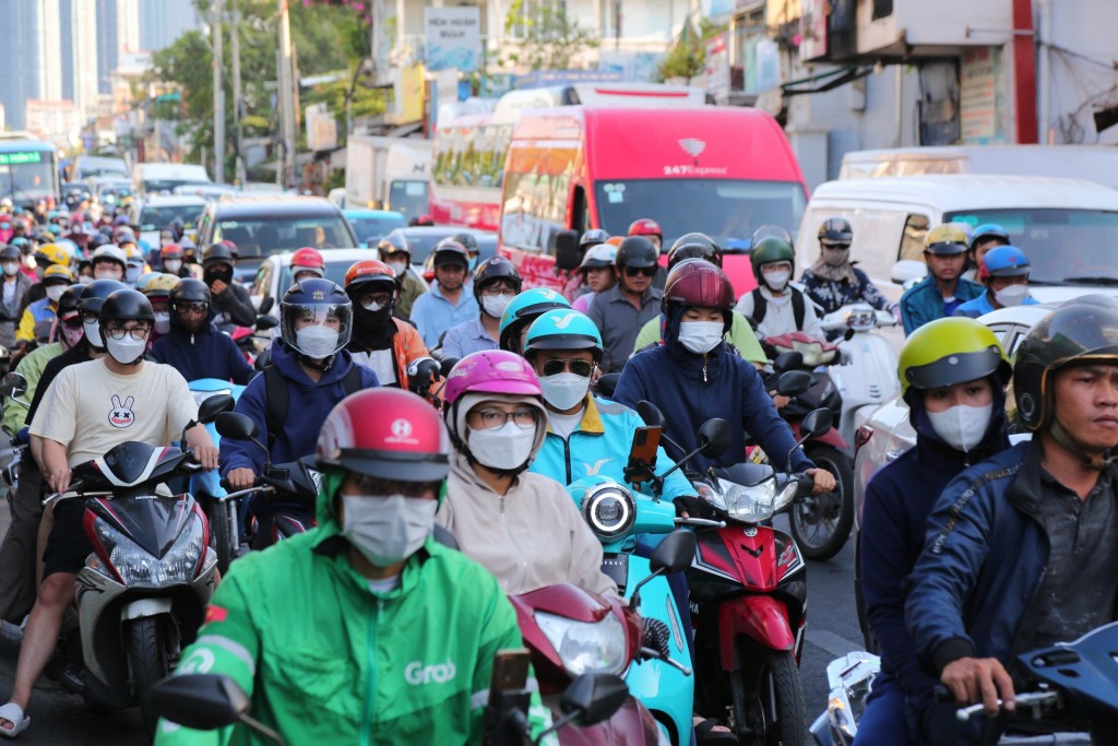 Hàng xe xếp hàng dài, mệt mỏi nối đuôi nhau di chuyển