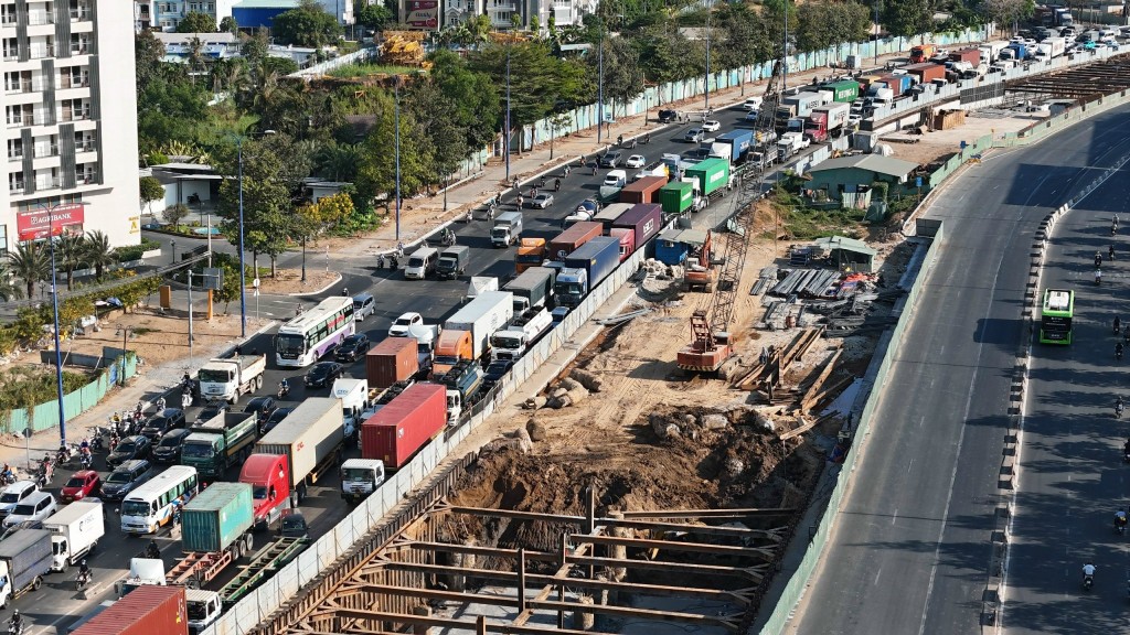 Chiều 26/4, người dân bắt đầu đổ ra bến xe, nhà ga, sân bay và các cửa ngõ để về quê, đi du lịch khiến lưu lượng phương tiện trên các tuyến đường tăng cao, nhiều nơi xảy ra kẹt xe nghiêm trọng. Chiều 26/4, người dân bắt đầu đổ ra bến xe, nhà ga, sân bay và các cửa ngõ để về quê, đi du lịch khiến lưu lượng phương tiện trên các tuyến đường tăng cao, nhiều nơi xảy ra kẹt xe nghiêm trọng.