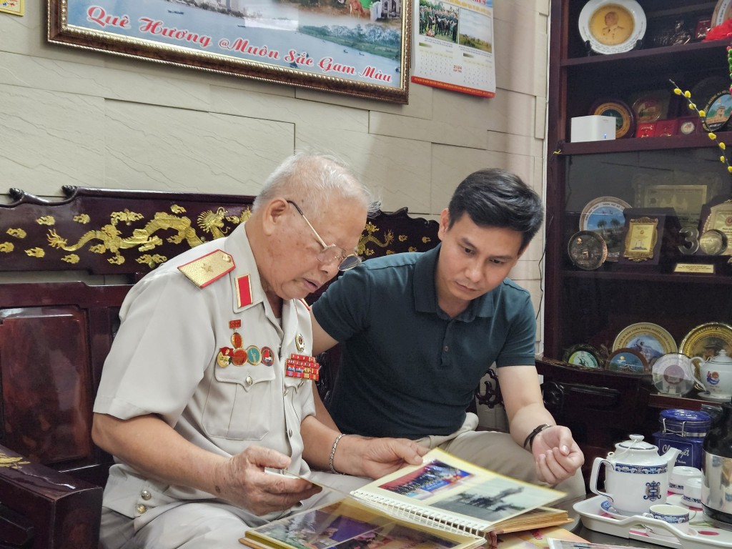 Thiếu tướng Nguyễn Ngọc Doanh chia sẻ album ảnh kỷ niệm thời chiến của ông với phóng viên