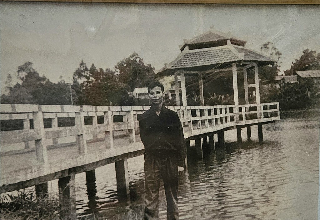 Đồng chí Nguyễn Ngọc Doanh chụp lưu niệm trước dinh Tỉnh trưởng Phước Long ngày giải phóng Phước Long 6/1/1975 (ảnh: NVCC)