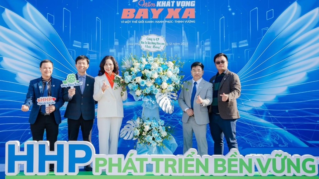 Anh Phạm Ngọc Thạch, đại diện Công ty Cổ phần Đầu tư Xây dựng Viteccons (ngoài cùng bên trái) cùng đối tác