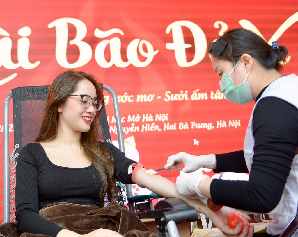 Chị Nguyễn Vân Anh hiến máu tình nguyện