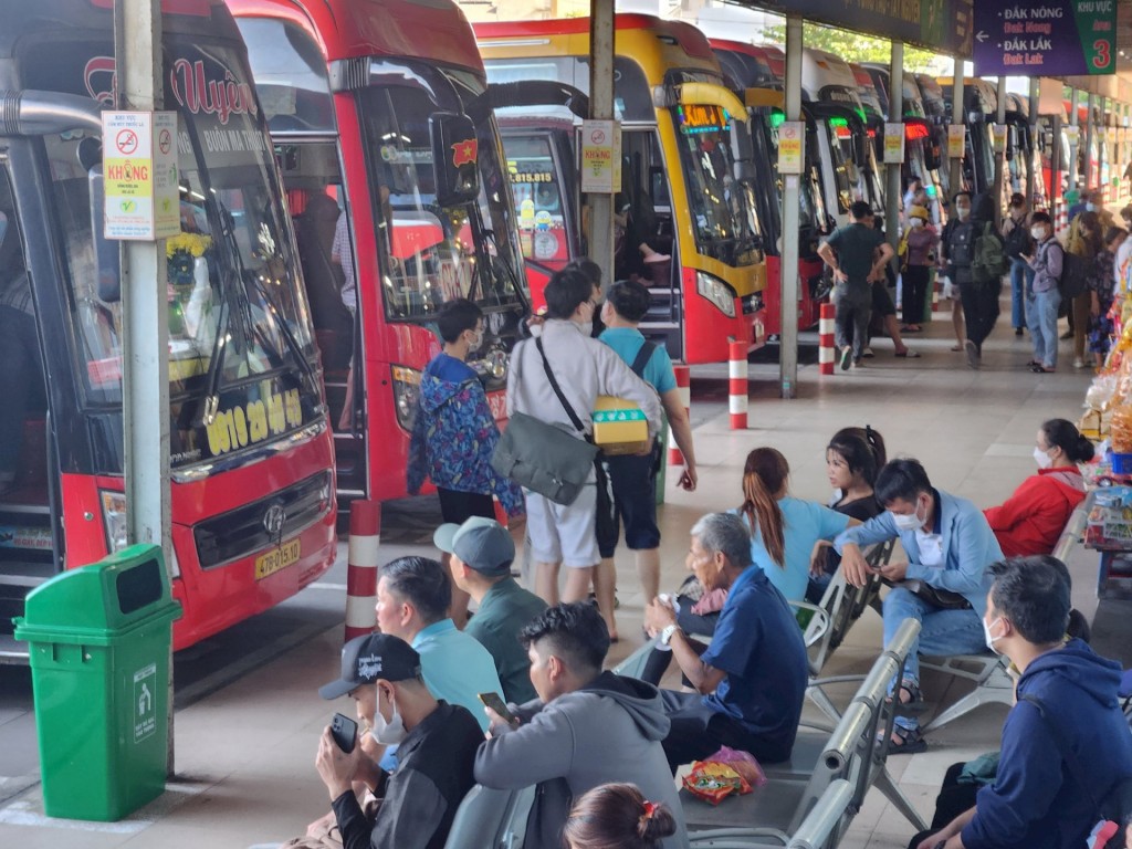 Các khu vực bến xe miền Tây, bến xe miền Đông, bến xe An Sương cũng nhộn nhịp người qua lại trong những ngày làm việc cuối cùng Các khu vực bến xe miền Tây, bến xe miền Đông, bến xe An Sương cũng nhộn nhịp người qua lại trong những ngày làm việc cuối cùng