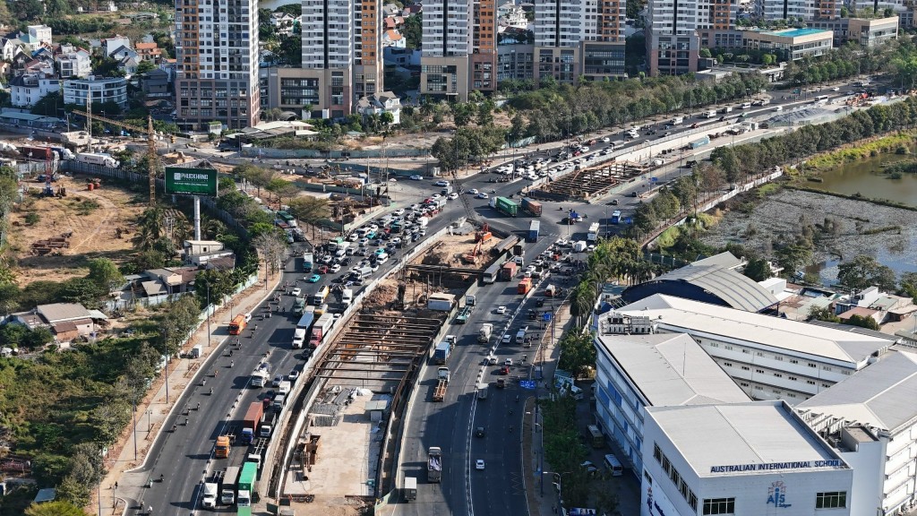 Các phương tiện nối đuôi nhau lên cao tốc TP.HCM – Long Thành – Dầu Giây.