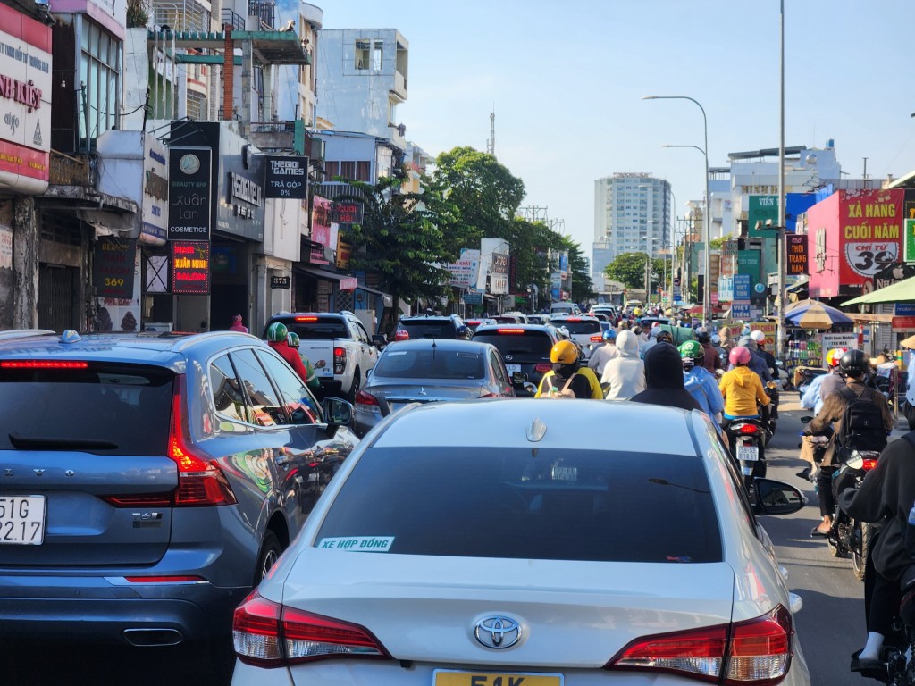 Ghi nhận các tuyến đường xung quanh sân bay, bến xe, ga tàu cũng xảy ra tình trạng ùn ứ, người dân chen chúc nhau vào các bến bãi Ghi nhận các tuyến đường xung quanh sân bay, bến xe, ga tàu cũng xảy ra tình trạng ùn ứ, người dân chen chúc nhau vào các bến bãi