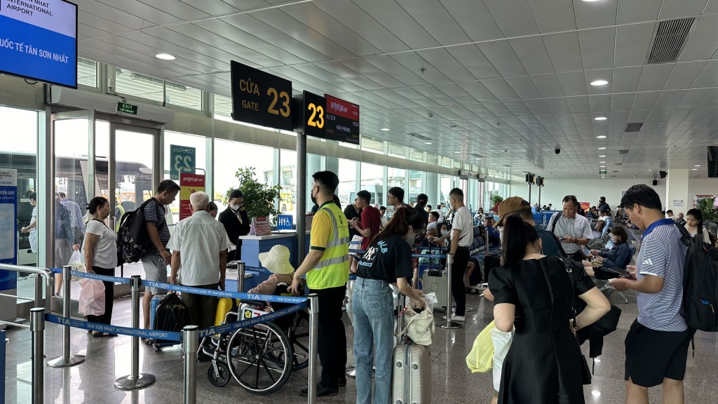 Còn ghi nhận tại Sân bay Tân Sơn Nhất, ngay từ chiều ngày 26/4 lượng khách lớn đã bắt đầu đổ về đây. Đến sáng 27/4, nơi này vẫn đang phục vụ lượng hành khách Người dân TP HCM nối đuôi về quê nghỉ lễ 30/4