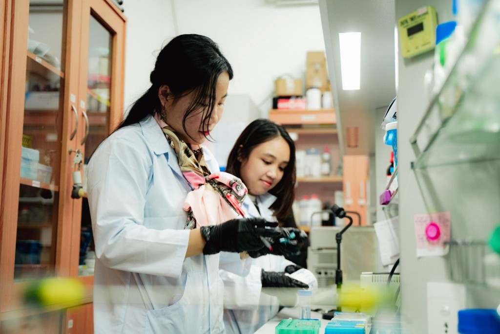 Tiến sĩ Hà Thị Thanh Hương trong phòng thí nghiệm