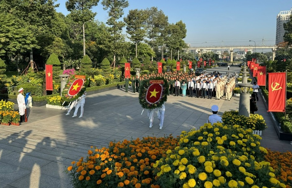 Đoàn đại biểu TP HCM dâng hương tưởng niệm các anh hùng liệt sĩ