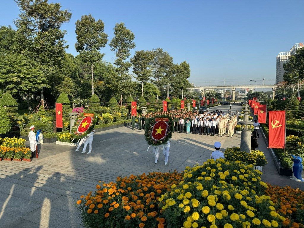 Đoàn đến dâng hoa, dâng hương tưởng niệm các anh hùng liệt sĩ tại Nghĩa trang Liệt sĩ TP Hồ Chí Minh (Đồi Không tên, TP Thủ Đức).