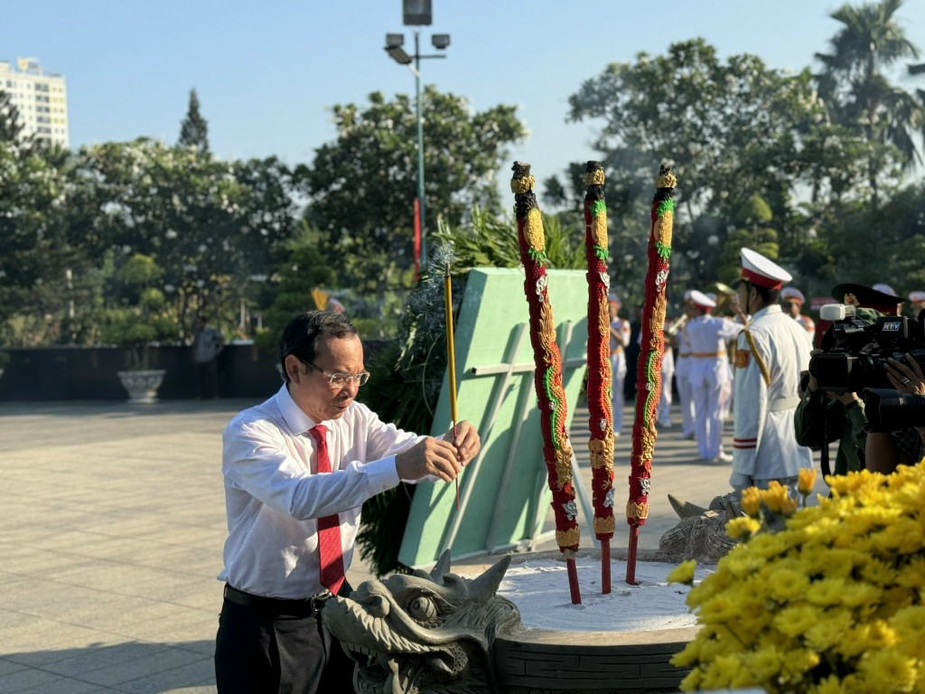 đồng chí Nguyễn Văn Nên, Ủy viên Bộ Chính trị, Bí thư Thành ủy TP HCM dâng hương tưởng niệm các anh hùng liệt sĩ 