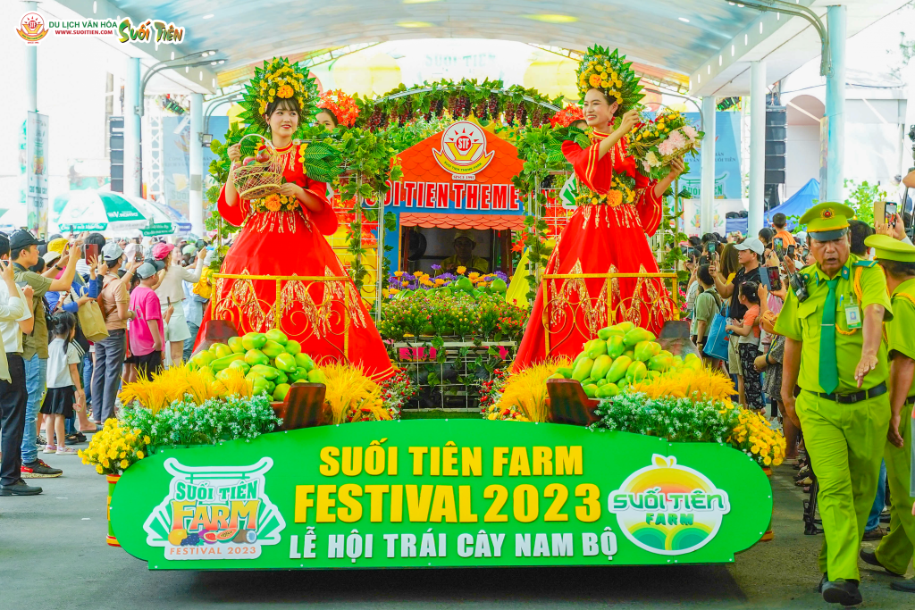 Show diễu hành “Bách quả tứ quý thần tiên hội” là điểm nhấn của Lễ hội Trái cây Nam Bộ suốt 20 năm qua.