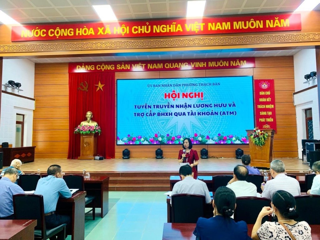 BHXH quận Long Biên tuyên truyền, vận động người dân thụ hưởng chế độ lương hưu qua tài khoản ngân hàng