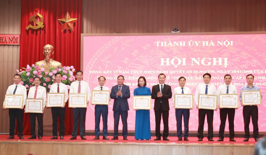 Phó Bí thư Thành ủy Hà Nội Nguyễn Văn Phong trao Bằng khen cho 10 tập thể có thành tích xuất sắc trong triển khai, thực hiện Nghị quyết số 20-NQ/TW