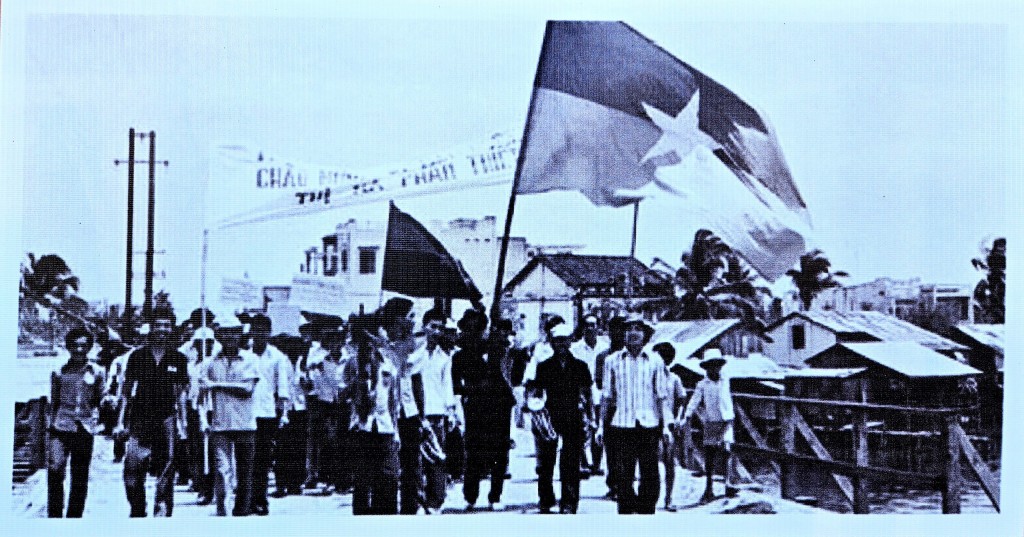 Nhân dân tỉnh Bình Thuận mít tinh chào mừng Phan Thiết được giải phóng và ra mắt Ủy ban quân quản thị xã Phan Thiết 19/4/1975