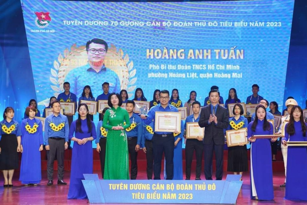 Với những tích cực trong công việc, anh Hoàng Anh Tuấn được Thành đoàn Hà Nội tuyên dương cán bộ Đoàn Thủ đô tiêu biểu