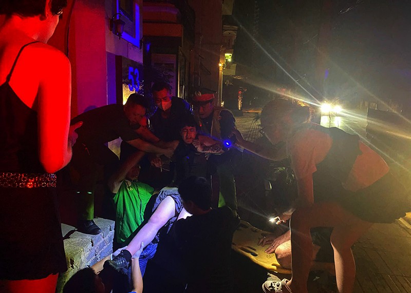 Công an phường Quảng An phối hợp giải cứu cô gái nước ngoài bị rơi xuống hố đang thi công cáp ngầm