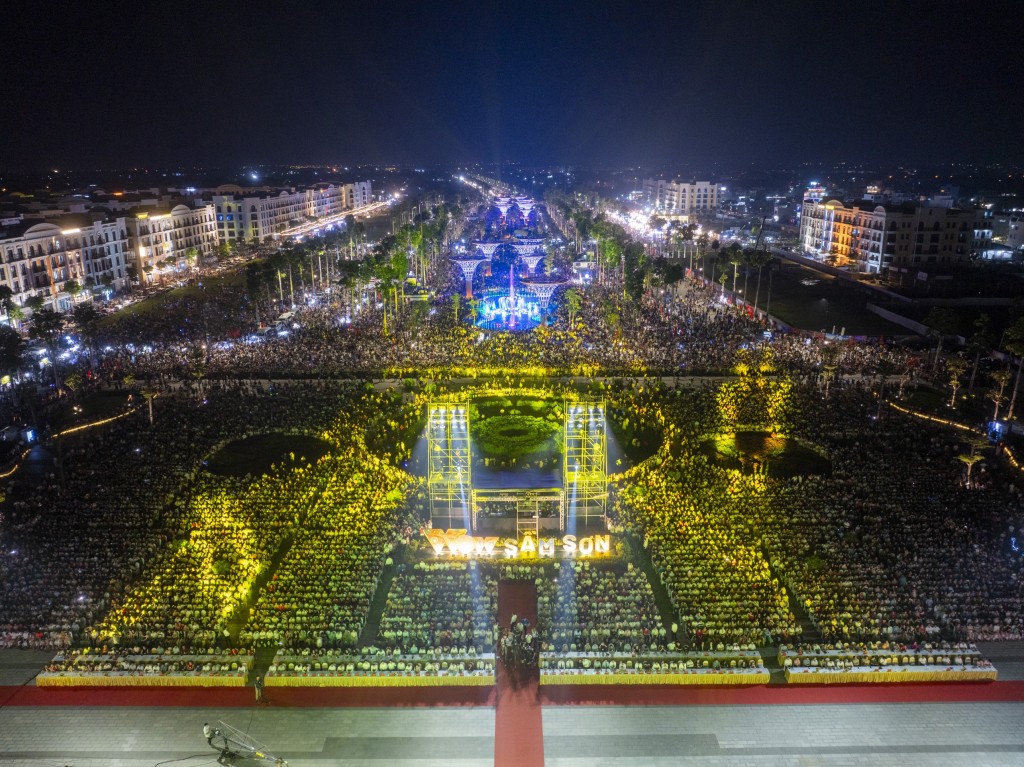 Hơn 300 ngàn người đã đổ về Quảng trường biển trong đêm khai mạc Lễ hội 
