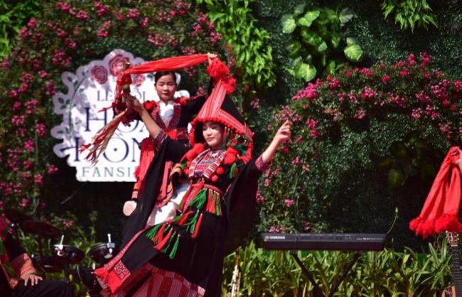 Sa Pa tấp nập khách đến du ngoạn Lễ hội Hoa hồng Fansipan ngay đầu kỳ nghỉ lễ 30/4