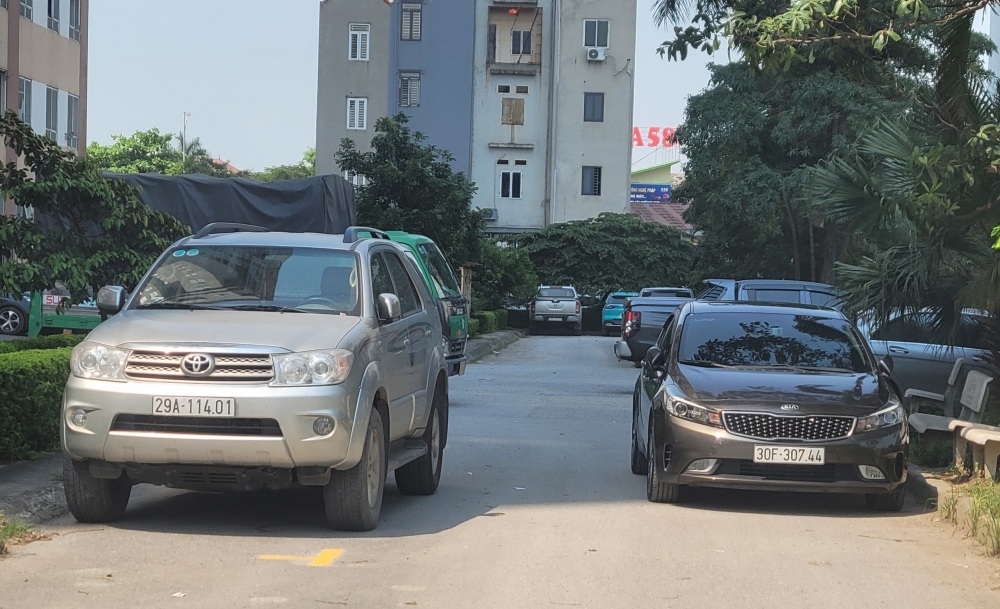 Hà Nội: Bát nháo tình trạng đỗ xe lấn chiếm lòng đường ở Khu đô thị Tân Việt