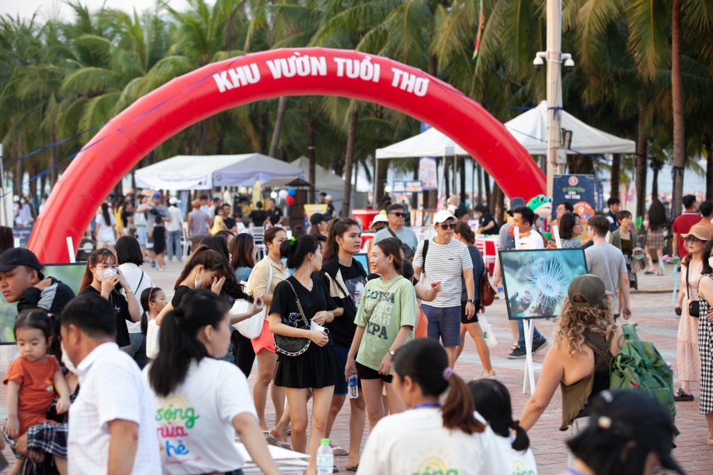 Đông đảo du khách đổ về các bãi biển du lịch Đà Nẵng trong những ngày đầu tiên của kỳ nghỉ lễ 
