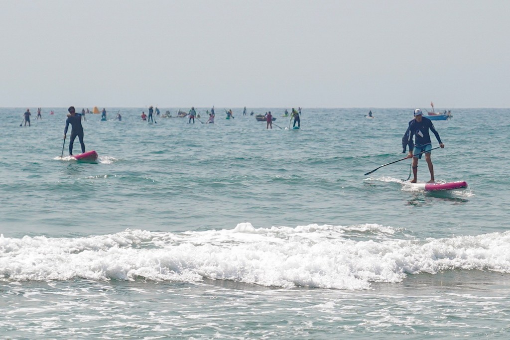 Vận động viên trong nước và quốc tế tranh tài giải đua sup trên biển Đà Nẵng
