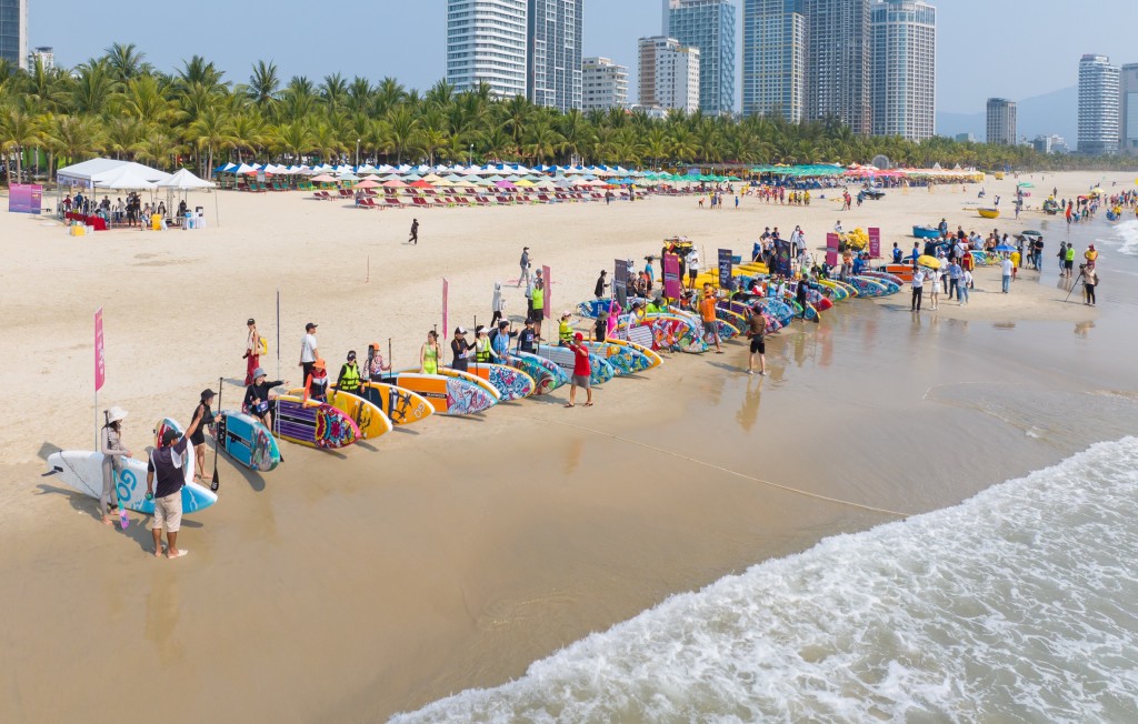 hội thi đua SUP “Vượt sóng mùa hè Đà Nẵng 2024” là một trong các điểm nhấn của du lịch Đà Nẵng dịp lễ 30/4 và 1/5