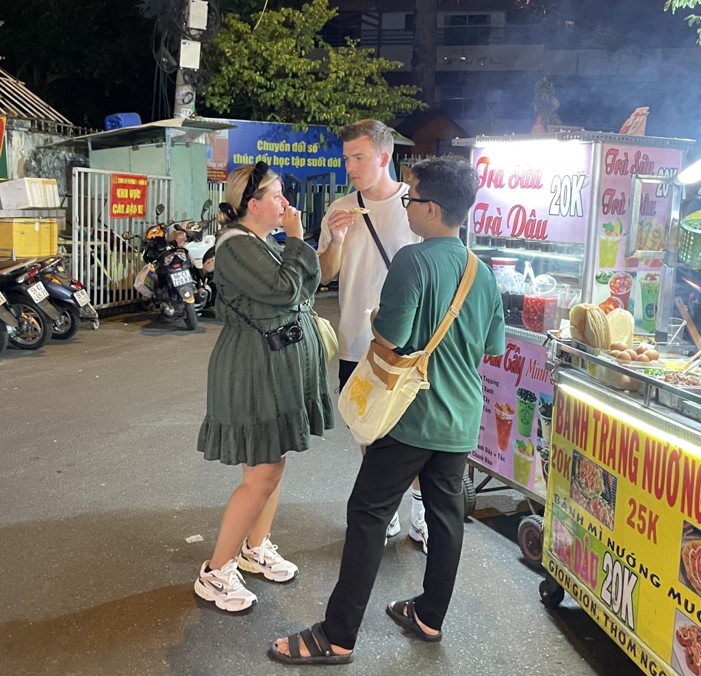 Khách nước ngoài tham quan, ăn uống tại chợ đêm Hồ Thị Kỷ