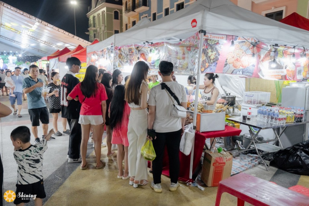 Nhân dân và du khách thăm quan mua sắm tại lễ hội ẩm thực