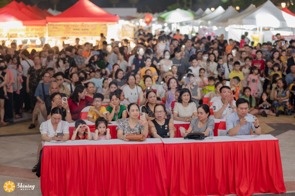 Các đại biểu, nhân dân và du khách tham gia chương trình biểu diễn nghệ thuật tại khi lễ hội ẩm thực