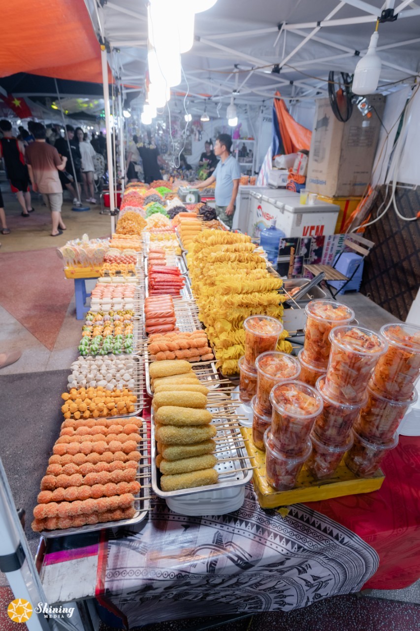 Đồ ăn vặt hấp dẫn bày bán tại lễ hội ẩm thực vô cùng hút khách du lịch