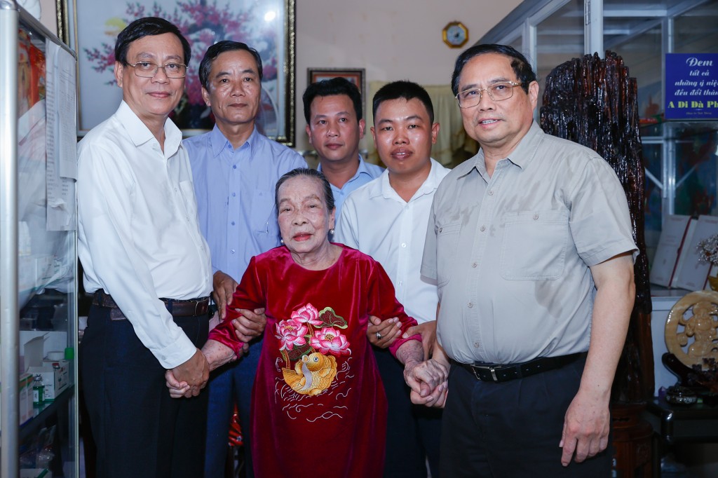 Thủ tướng Chính phủ Phạm Minh Chính đến thăm Anh hùng Lao động Hồ Thị Lượm - Ảnh: VGP/Nhật Bắc