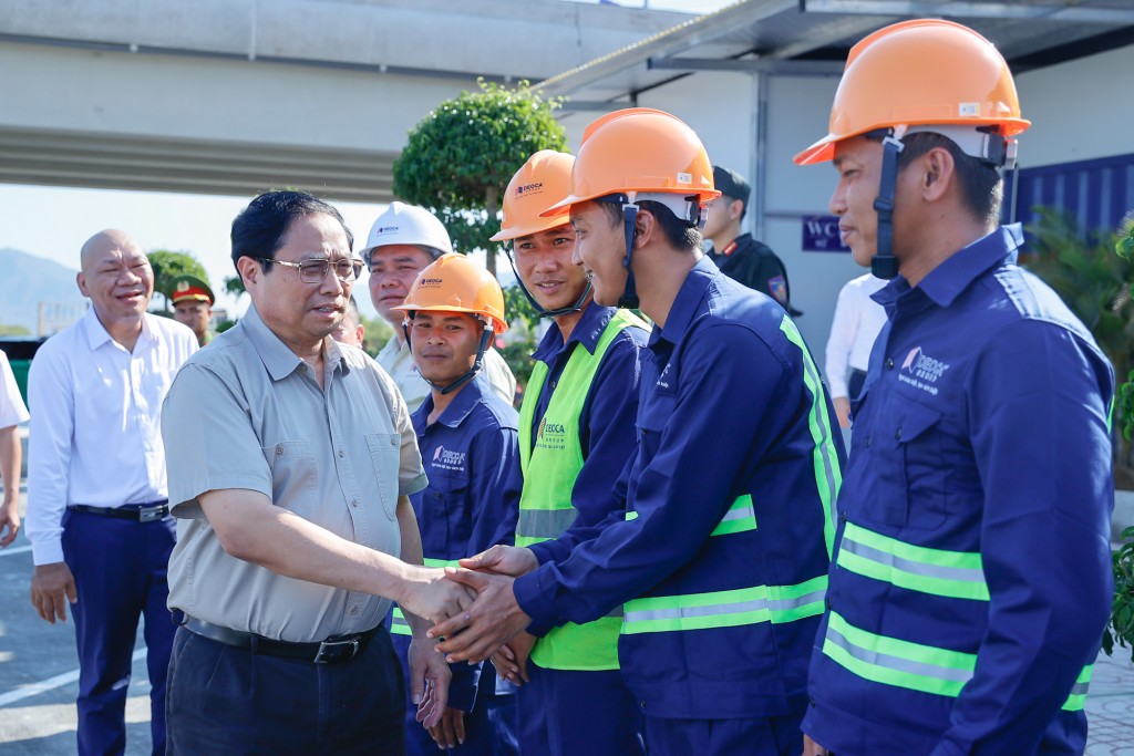 Thủ tướng động viên đội ngũ kỹ sư, công nhân thi công tuyến cao tốc Cam Lâm-Vĩnh Hảo - Ảnh: VGP/Nhật Bắc