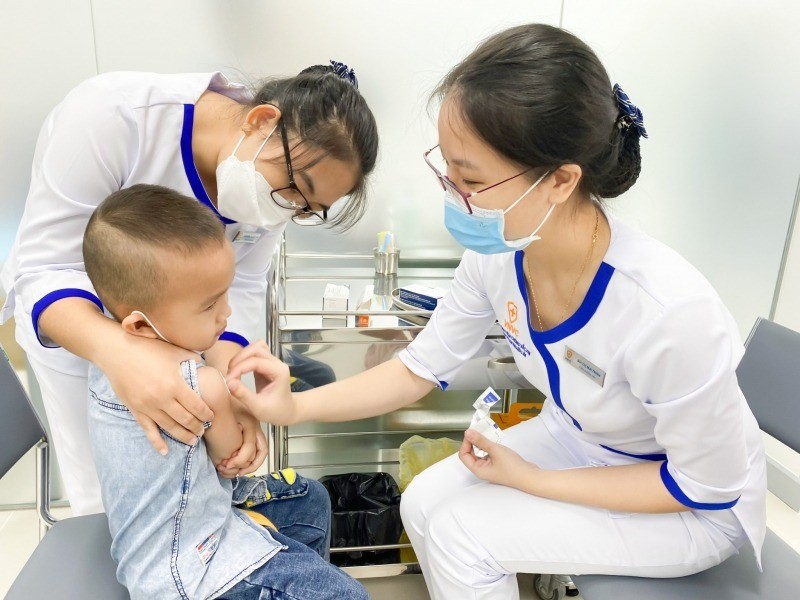 Tiêm vắc xin phòng bệnh cho trẻ em.